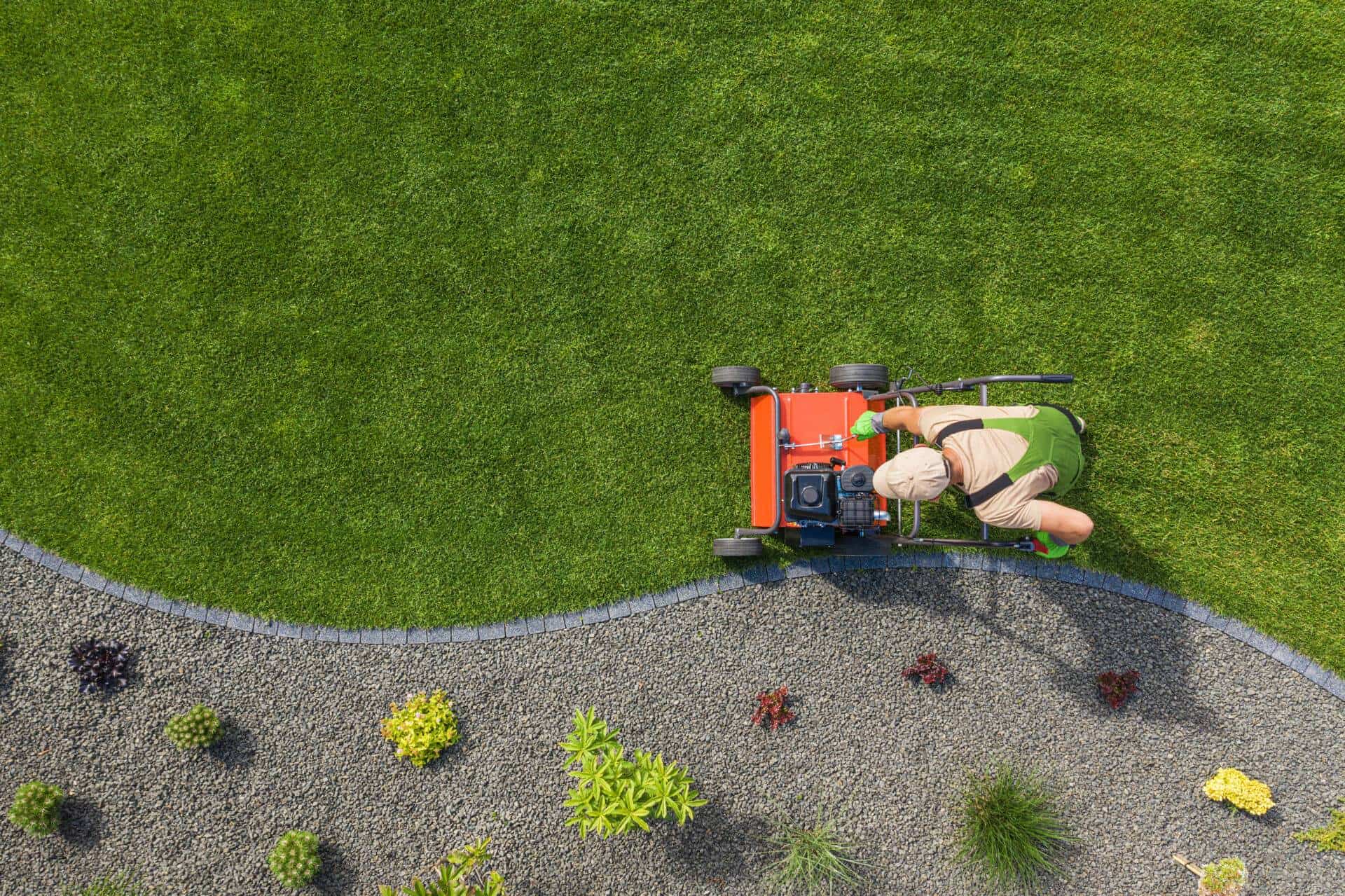Lawn Aerator Job For Controlling Lawn Thatch And Soil Compaction